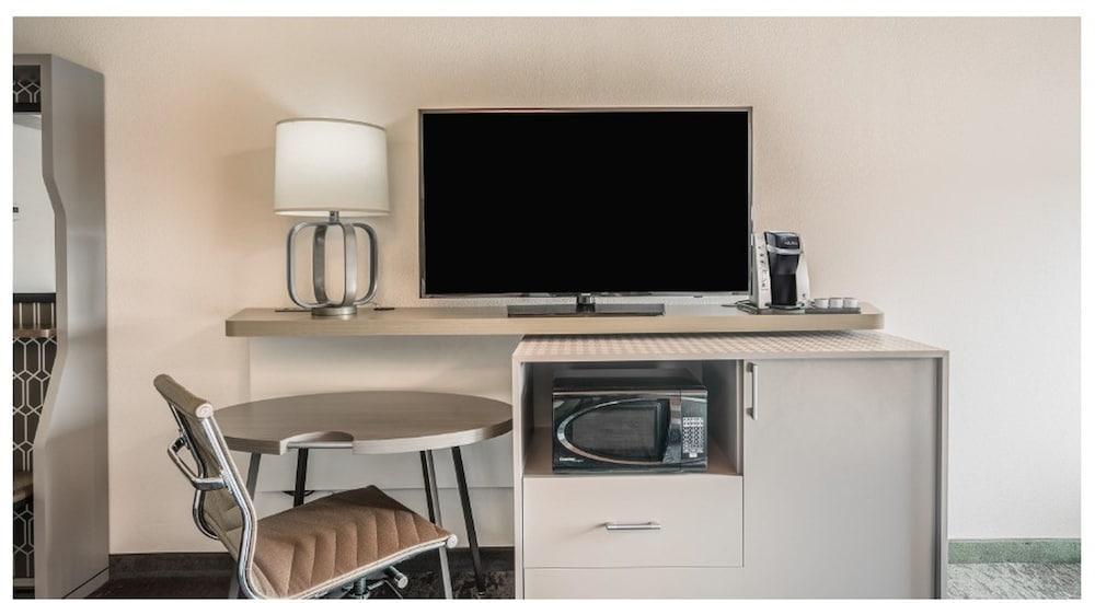Holiday Inn Roanoke Airport - Conference Ctr By Ihg Экстерьер фото